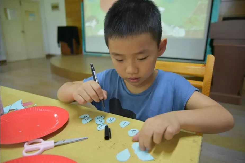 童眼看世界，巧手塑未來——我館成功舉辦“環(huán)保手工變廢為寶”科普知識活動